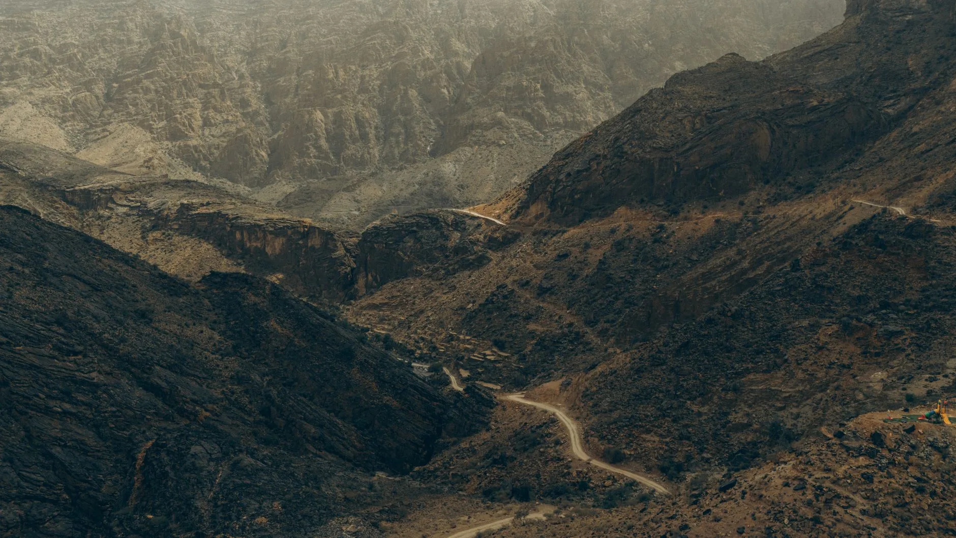 Resort de luxe à flanc de falaise au Jebel Akhdar avec vue sur les gorges et les terrasses en Oman